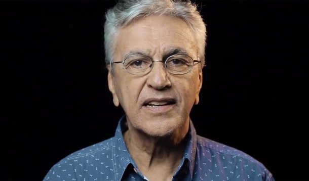 Caetano Veloso, Letícia Sabatella, Camila Pitanga e outros artistas divulgaram um vídeo em apoio à ocupação "Povo sem Medo", em São Bernardo do Campo, onde mais de 6,5 mil famílias lutam por moradia digna, enfrentando preconceito, ódio e intolerância dos vizinhos, agora estão ameaçados de despejo violento; proprietária do terreno deve mais de R$ 500 mil apenas em IPTU do espaço, que está ocioso há 40 anos