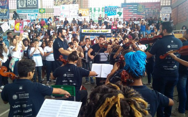 As três formações do Projeto Orquestra Maré do Amanhã se apresentarão neste domingo (17), pela primeira vez em um concerto próprio, no principal palco da música erudita do Rio de Janeiro: o Theatro Municipal. Ao todo, são 77 jovens que integram as orquestras infantil, com idades entre 5 e 7 anos, a infantojuvenil, até os 13 anos, e a orquestra principal, com 30 jovens a partir de 16 anos. O criador do projeto, Carlos Eduardo Prazeres, explica que o Maré do Amanhã atende atualmente 2.200 crianças de todas as comunidades que integram o complexo, matriculadas em escolas de ensino fundamental e educação infantil, que fazem musicalização