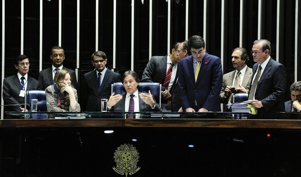 Em uma votação simbólica, o plenário do Senado aprovou a medida provisória (MP) que permite o parcelamento com descontos de dívidas com a União, tanto de pessoas físicas quanto de pessoas jurídicas; conhecida como MP do Refis, a Medida Provisória 783/2017, perderia a validade na próxima quarta-feira (11); texto agora seguirá para sanção presidencial
