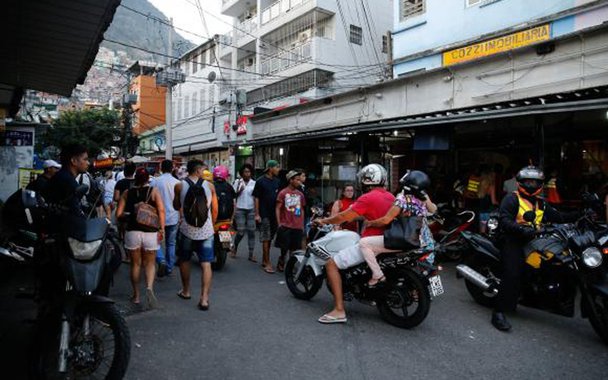 O comércio varejista do município do Rio gastou R$ 996 milhões com segurança de janeiro a junho desse ano; o número foi apresentado na pesquisa Gastos com segurança em estabelecimentos comerciais, do Centro de Estudos do Clube de Diretores Lojistas do Rio de Janeiro (CDLRio); dos 750 lojistas entrevistados, 180 já tiveram seus estabelecimentos assaltados, furtados ou roubados – número cerca de 20% maior do que no mesmo período do ano passado