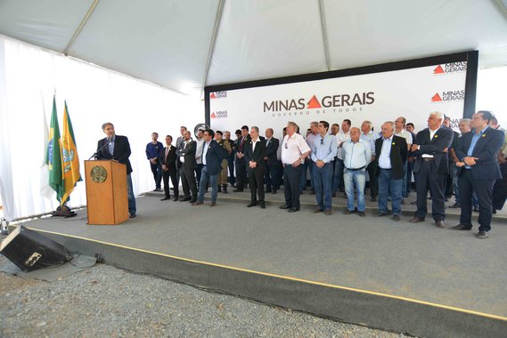 O governador Fernando Pimentel entregou as obras de melhorias e pavimentação em 30,9 quilômetros na MG-423, entre Papagaios (Território Metropolitano) e o entroncamento da BR-352, no município de Pitangui, no Território Oeste; a obra, que foi paralisada na gestão passada, em 2014, e retomada pelo atual governo, demandou investimentos de R$ 33 milhões do estado por meio do Departamento de Edificações e Estradas de Rodagens de Minas Gerais (DEER-MG)