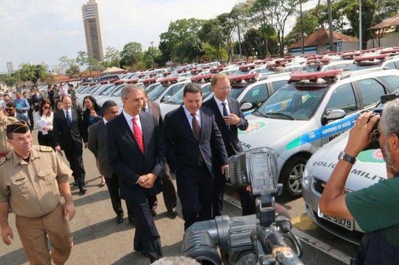 Com a entrega de 273 novas viaturas às forças policiais do Estado, na manhã desta sexta-feira, a gestão do governador Marconi Perillo (PSDB) atingiu a marca de R$ 3 bilhões em investimentos em Segurança Pública em 2017; em solenidade realizada na Academia de Polícia Militar, Marconi afirmou que há seis anos o investimento anual não passava de R$ 1,2 bilhão; “Em 2011, investimos 9% do orçamento estadual no combate ao crime. Este percentual vai passar de 14% em 2017 ", destacou o governador; as 273 viaturas foram divididas entre Polícia Militar (140), Polícia Civil (100), mais 20 furgões para o transporte de presos e 13 que serão utilizados para perícia oficial