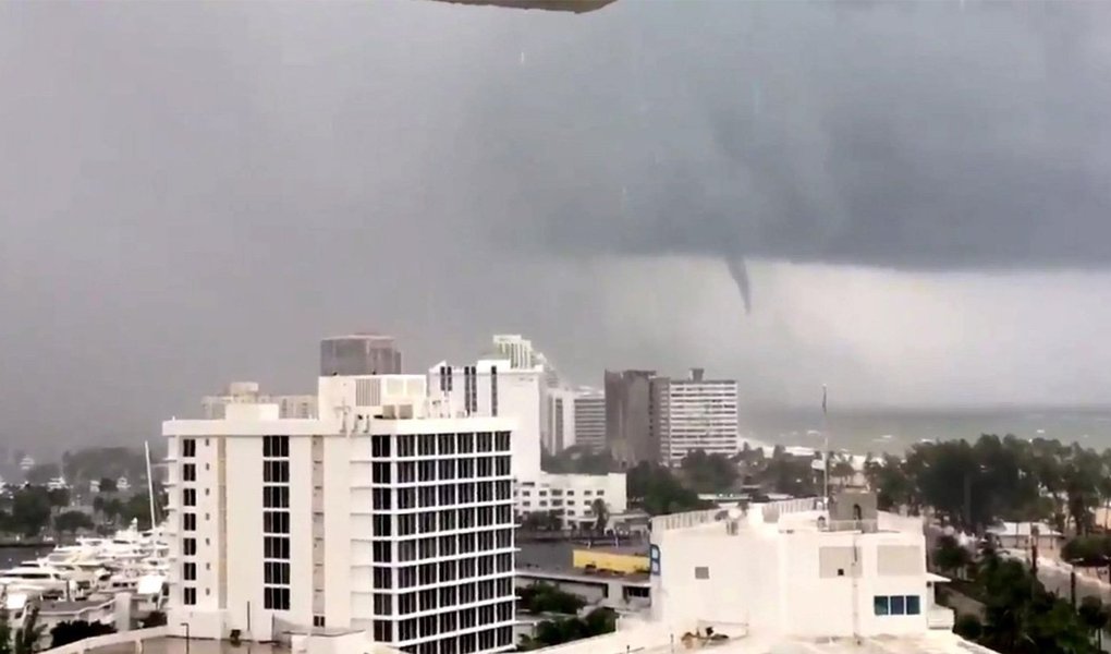 O furacão Irma tocou a terra neste domingo, 10, nas ilhotas da Flórida, no extremo sul dos Estados Unidos, com ventos de até 215 quilômetros por hora (km/h); Irma, que deixou um rastro de pelo menos 25 mortos e consideráveis danos materiais no Caribe, se encontra a 25 quilômetros ao sudeste de Key West e se desloca a uma velocidade de 13 km/h; em Miami, a força dos ventos e as chuvas geradas pelo furacão já começaram a fazer estragos na manhã de hoje; há ruas inundadas e árvores caídas