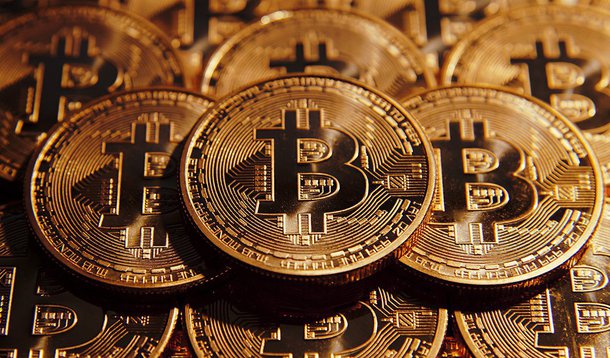 Rumores no mercado brasileiro apontam que a maior corretora do Brasil, a XP Investimentos, está trabalhando para começar a oferecer Bitcoins e outras criptomoedas a partir de 2018; os rumores começaram após descobrirem que a XP está registrando a marca "XP Bitcoin" no INPI; a XP é uma empresa que gosta de tentar abrir novos caminhos e, se fracassar, abandoná-los rapidamente; a companhia tem 450 mil clientes ativos com R$ 90 bilhões de custódia, transformando-se em uma das 10 maiores instituições financeiras do Brasil