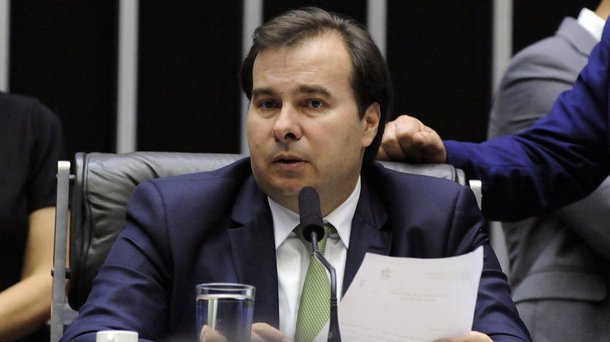 O presidente da Câmara, Rodrigo Maia (DEM-RJ), afirmou que Michel Temer deverá enfrentar "dificuldades" para barrar a denúncia que será analisada pela Câmara nas próximas semanas; Maia deu a declaração durante jantar com senadores de oposição ao governo, organizado pela senadora Kátia Abreu (PMDB-TO); Maia disse que o governo cometeu erros no relacionamento com seus aliados e, portanto, encontrará no plenário um ambiente menos favorável do que na primeira denúncia apresentada contra ele