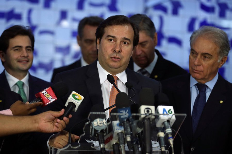 O presidente da Câmara, deputado Rodrigo Maia (DEM-RJ), formalizou nesta quarta-feira a venda da folha de pagamento da Casa para o Banco do Brasil e Caixa Econômica Federal; a medida integra um conjunto de ações anunciadas pela presidência da Câmara, no fim do mês passado, com o objetivo de cortar um total de R$ 236 milhões nas despesas programadas para este ano; a direção da Câmara estima que só o convênio com os bancos pode gerar uma receita de R$ 221 milhões. Os recursos serão transferidos para o Tesouro Nacional