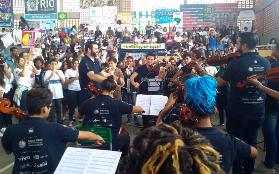 As três formações do Projeto Orquestra Maré do Amanhã se apresentarão neste domingo (17), pela primeira vez em um concerto próprio, no principal palco da música erudita do Rio de Janeiro: o Theatro Municipal. Ao todo, são 77 jovens que integram as orquestras infantil, com idades entre 5 e 7 anos, a infantojuvenil, até os 13 anos, e a orquestra principal, com 30 jovens a partir de 16 anos. O criador do projeto, Carlos Eduardo Prazeres, explica que o Maré do Amanhã atende atualmente 2.200 crianças de todas as comunidades que integram o complexo, matriculadas em escolas de ensino fundamental e educação infantil, que fazem musicalização