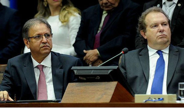 O desengavetamento do pedido impeachment contra o governador Marcelo Miranda (PMDB) esquentou o clima político no Tocantins; o presidente da Assembleia Legislativa, Mauro Carlesse (PHS), já recebeu  parecer da assessoria jurídica favorável à admissibilidade do pedido; o presidente da Assembleia e o governador tiveram um encontro, mas as assessorias negaram que o tema da conversa tenha sido a questão do afastamento do chefe do Executivo