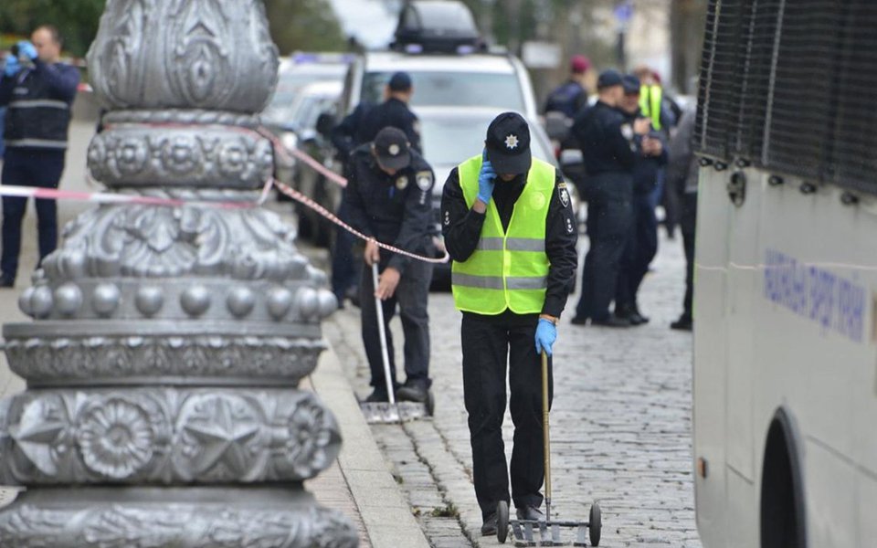 Duas pessoas ficaram feridas em uma explosão ocorrida perto da sede do governo no centro de Kiev, capital da Ucrânia, no feriado do Dia da Independência, disse a polícia; testemunhas disseram que aparentemente o explosivo foi atirado de um carro em movimento; explosão, que aconteceu por volta de 14h no horário local, foi provavelmente um ato de vandalismo, disse a porta-voz do Serviço de Segurança estatal da Ucrânia, Olena Gitlyanska