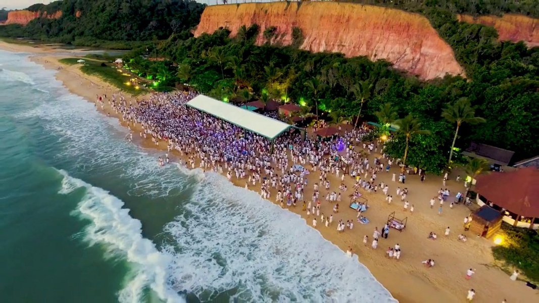 A agência de entretenimento Haute e a Gol se juntam novamente para promover um voo muito divertido e musical;  com open bar e animação do DJ Guga Guizelini, a ideia é animar os passageiros com rumo à Trancoso (BA) no dia 25 de dezembro para passar o Réveillon no vilarejo baiano; a volta para São Paulo, com a mesma animação, está prevista para o dia 3 de janeiro de 2018 