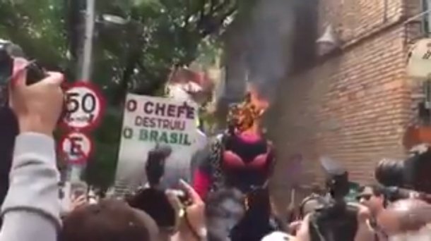 "Se alguém tinha alguma dúvida de que regredimos à Idade Média, basta ver a boneca de Judith Butler sendo queimada na frente do Sesc Pompeia. Dezenas de cidadãos de bem resolveram nos transportar para o século 13 e reencenar os espetáculos macabros em que mulheres eram atiradas à fogueira como bruxas. É resultado de uma campanha incessante de ignorância e manipulação capitaneada por gente como Marco Feliciano, a Escola Sem Partido, o MBL, Alexandre Frota", escreve Kiko Nogueira, no Diário do Centro do Mundo