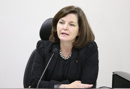 É importante dar voto de confiança à nova Procuradora-geral da República. Depois de tanto estrago da derradeira gestão no Ministério Público Federal, a escolha da Sra. Dodge é alvissareira e parece uma luz no fim do túnel em que seu antecessor ajudou a colocar o país. Vamos aguardar para ver