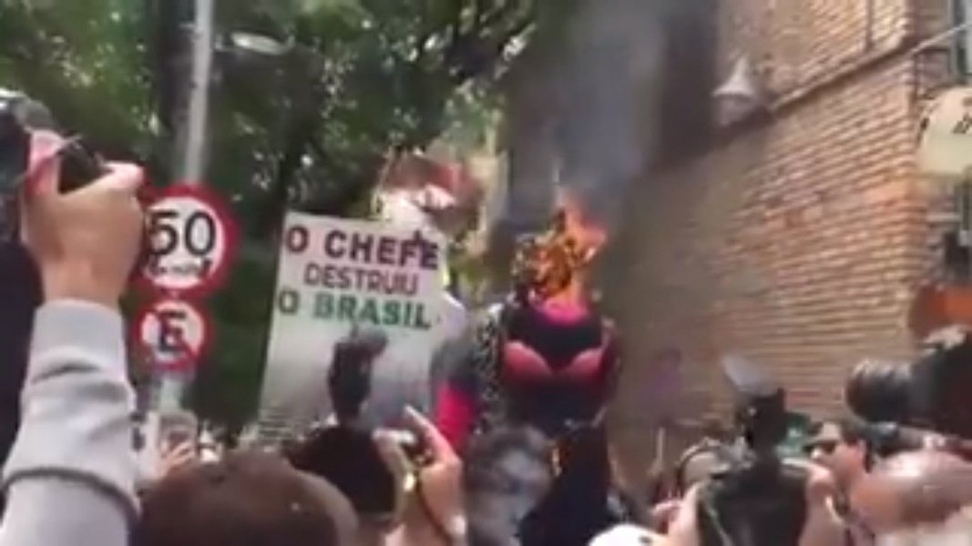 "Se alguém tinha alguma dúvida de que regredimos à Idade Média, basta ver a boneca de Judith Butler sendo queimada na frente do Sesc Pompeia. Dezenas de cidadãos de bem resolveram nos transportar para o século 13 e reencenar os espetáculos macabros em que mulheres eram atiradas à fogueira como bruxas. É resultado de uma campanha incessante de ignorância e manipulação capitaneada por gente como Marco Feliciano, a Escola Sem Partido, o MBL, Alexandre Frota", escreve Kiko Nogueira, no Diário do Centro do Mundo
