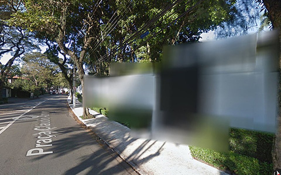 Ferramenta de mapeamento e geolocalização Google Maps, que pertence ao Google, atendeu a um pedido da Prefeitura de São Paulo e desfocou as imagens da residência do prefeito João Doria (PSDB), localizada no Jardim Europa; pedido para que as imagens da residência, que tem uma área total de 7.031 metros quadrados de terreno e está entre as dez maiores cassa da cidade, fossem desfocadas foi feito pela Assessoria Policial Militar, responsável pela segurança do prefeito