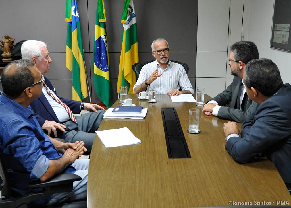 Assim como tem feito desde que assumiu a gestão municipal, o prefeito Edvaldo Nogueira recebeu em seu gabinete representantes de categorias de servidores públicos; desta vez, ele recepcionou o presidente da Associação dos Procuradores de Aracaju (APMAJU), Matheus Brito, e o vice, Luiz Carlos Quirino, que apresentaram ao gestor municipal demandas da categoria; “Parabenizo o prefeito Edvaldo Nogueira, pois estamos vendo o esforço da sua gestão para colocar a casa em ordem. É visível o esforço de regularizar o descalabro encontrado na prefeitura de Aracaju”, afirmou o presidente da associação