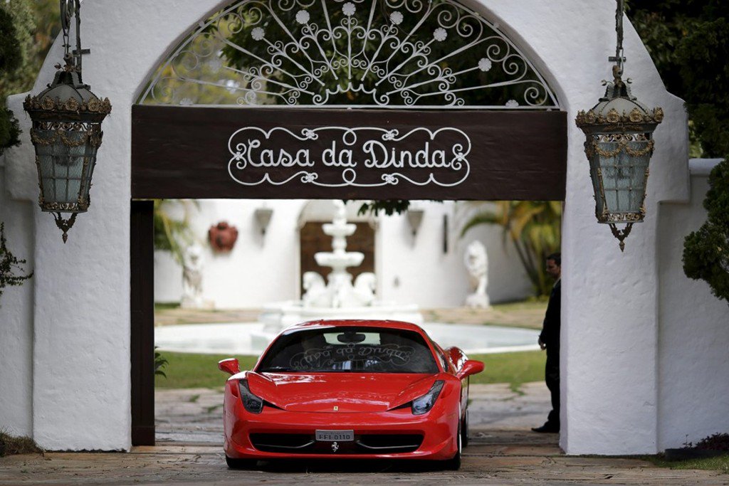 Vinte cinco anos após o impeachment de Fernando Collor de Mello a Casa da Dinda, um dos principais símbolos de seu governo, volta a ser motivo de polêmica; a residência tem atualmente despesas mantidas com verba do Senado, passados 25 anos de seu processo de impeachment; líder do PTC na Casa, o senador por Alagoas gasta cerca de R$ 40 mil mensais de sua cota parlamentar com segurança, conservação, limpeza e jardinagem na propriedade de sua família