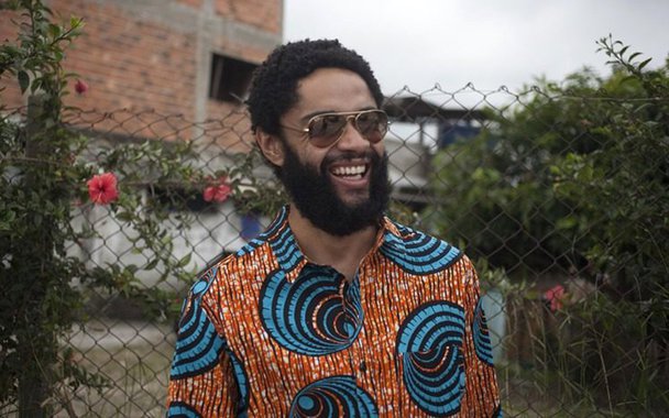 O rapper Fióti, que comanda junto com seu irmão Emicida a marca Lab Fantasma, relatou: “Ser preto é ser barrado pelo segurança do evento até mesmo quando é da sua marca e com pulseira”; o rapper foi barrado por um dos seguranças da São Paulo Fashion Week na noite desta terça (29)