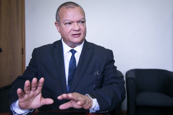 Presidente do Sindicato dos Servidores Públicos da Administração Tributária do Estado do Rio Grande do Sul (Sindifisco), Celso Malhani de Souza afirma que o governo José Ivo Sartori está gastando cerca de 90% de sua energia para cortar gastos e não apresenta estratégia para o aumento da receita; segundo ele, é preciso olhar “para o corte de gastos com menos voracidade e enxergar a possibilidade dos créditos potenciais que o Estado tem. Discordo que o único caminho seja a adesão ao Regime de Recuperação Fiscal tal como está posto”