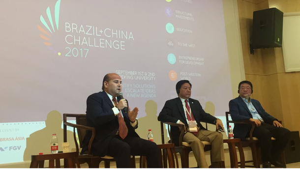 Em sua participação no Desafio Brazil/China 2017, em Pequim, o prefeito Roberto Cláudio (PDT) defendeu a inovação em métodos administrativos de gestão que possam qualificar os gastos públicos e assegurar melhor atendimento ao cidadão. Como exemplo, ele citou as políticas públicas do setor de mobilidade urbana que tem implantado em Fortaleza e o projeto piloto na área de resíduos sólidos que vem desenvolvendo, com a instalação de Ecopontos, urbanização e ciclomonitoramento de áreas críticas