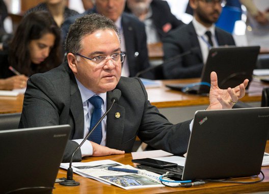 Pesquisa realizada pelo Instituto Data Ilha mostra o senador Roberto Rocha (PSDB) com muitas dificuldades caso decida disputar o governo do Maranhão; levantamento aponta o senador com apenas 2,2% das intenções de voto, atrás do deputado estadual Eduardo Braide, do PMN, que tem 4,4%; o senador, que foi expulso do PSB, também enfrenta sérias dificuldades no ninho tucano