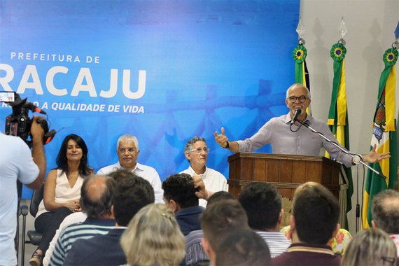 O prefeito Edvaldo Nogueira lançou o Mapa Cultural de Aracaju, ferramenta digital que permitirá o cadastramento de toda a produção artística e cultural da cidade, o que dará ao cidadão um amplo panorama dos shows, peças teatrais, intervenções de rua e demais eventos; para o prefeito, a iniciativa representa o "primeiro passo em direção à concretização do modelo de cidade inteligente"; o presidente da Fundação Cultural Cidade de Aracaju (Funcaju), Silvio Santos, ressalta que a plataforma "vai oferecer à cidade e aos turistas uma visão completa da nossa agenda cultural"
 