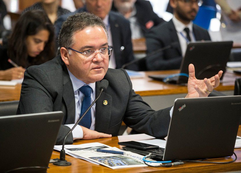 Pesquisa realizada pelo Instituto Data Ilha mostra o senador Roberto Rocha (PSDB) com muitas dificuldades caso decida disputar o governo do Maranhão; levantamento aponta o senador com apenas 2,2% das intenções de voto, atrás do deputado estadual Eduardo Braide, do PMN, que tem 4,4%; o senador, que foi expulso do PSB, também enfrenta sérias dificuldades no ninho tucano (Foto: Voney Malta) Pesquisa realizada pelo Instituto Data Ilha mostra o senador Roberto Rocha (PSDB) com muitas dificuldades caso decida disputar o governo do Maranhão; levantamento aponta o senador com apenas 2,2% das intenções de voto, atrás do deputado estadual Eduardo Braide, do PMN, que tem 4,4%; o senador, que foi expulso do PSB, também enfrenta sérias dificuldades no ninho tucano