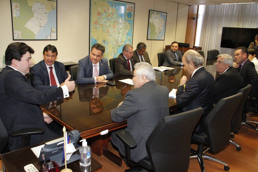 Em Brasília, na Esplanada dos Ministérios, o governador Wellington Dias participou de audiência com o ministro de Minas e Energia, Fernando Coelho Filho; Dias tratou dos leilões de energia e da retomada de recursos do Programa Luz Para Todos no Piauí; a agenda do governador do Piauí dá continuidade a acordos tratados com o ministro no início do ano, quando foram indicados novos leilões de energia elétrica, eólica solar, e termelétrica para o segundo semestre deste ano