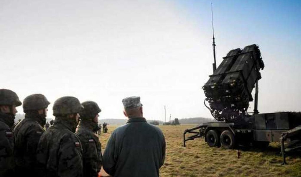 O presidente da Rússia, Vladimir Putin, lançou quatro mísseis balísticos durante exercício militar realizado ontem (26), pelas Forças Estratégicas russas, segundo informações divulgadas hoje pelo Kremlin; "O comandante supremo lançou quatro mísseis balísticos", disse à imprensa o porta-voz da presidência da Rússia, Dmitry Peskov