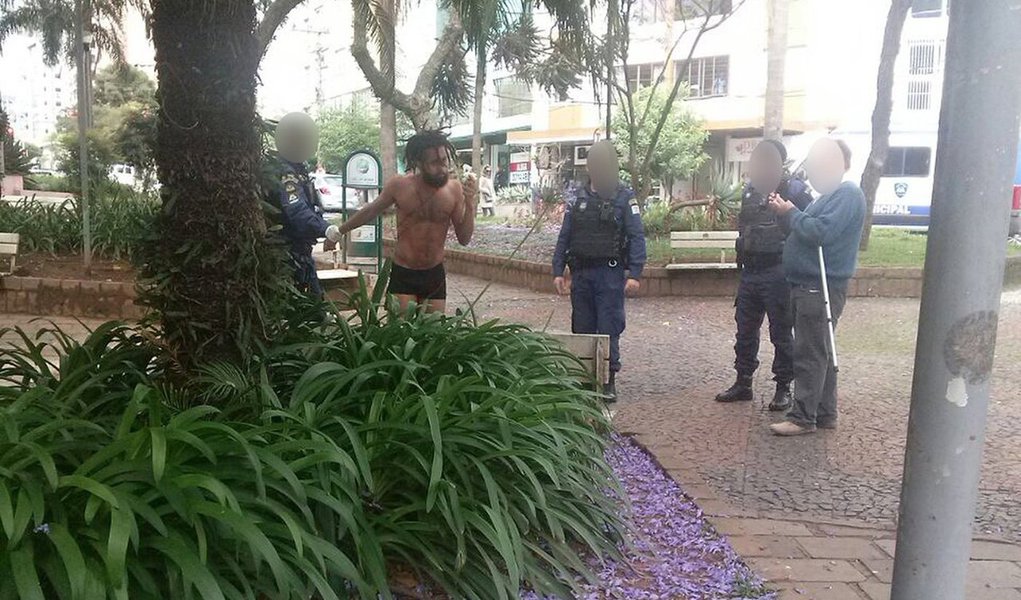 Abordado e amarrado durante uma performance ao ar livre em Caxias do Sul na manhã de sábado (29), o bailarino Igor Cavalcante Medina ainda não entende o que aconteceu; o bailarino foi amarrado por guardas municipais e integrantes do Samu por 8 horas - assustado com a repercussão do caso, Igor deixou Caxias do Sul no domingo

