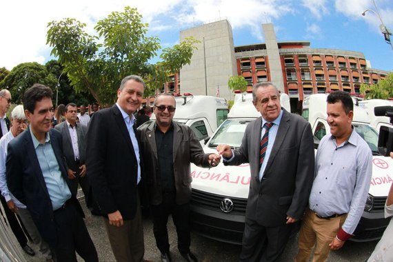 O governador Rui Costa entregou nesta segunda-feira as chaves de 22 novas ambulâncias aos prefeitos dos municípios contemplados, em ato no estacionamento da Governadoria; "As entregas reforçam a saúde, assim como os consórcios de saúde firmados para a construção de policlínicas, os apoios que estamos dando para os postos de saúde e a montagem dos consultórios dentários. É uma corrente do bem a favor da saúde", afirmou Rui; as 22 ambulâncias representam um investimento de R$ 1,8 milhão, com recursos estaduais; com a entrega de hoje, chega a 183 o número de veículos para a saúde entregues pelo Governo do Estado em 2017