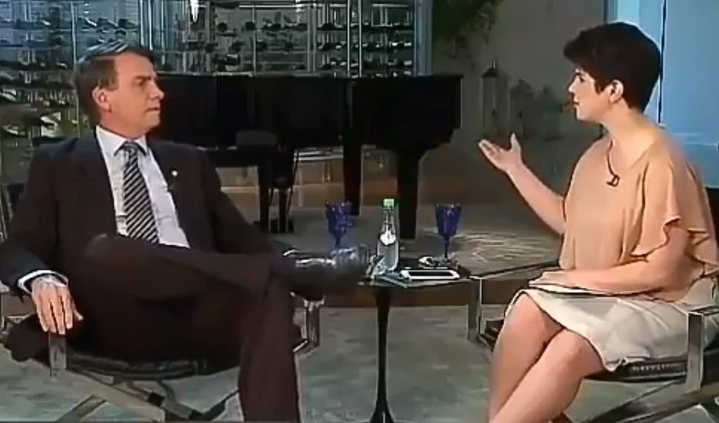 Em entrevista concedida à jornalista Mariana Godoy, na RedeTV!, Bolsonaro é questionado sobre assuntos econômicos, só fala besteiras e bomba nas redes, além de ter suas respostas contestadas pela apresentadora; Mariana entrega a Bolsonaro uma pergunta feita por um telespectador a respeito do “Tripé macroeconômico”; o pré-candidato responde à pergunta indiretamente e desconversa dizendo que quem vai falar por ele sobre economia é o seu possível ministro da Fazenda; a apresentadora também contestou os números fornecidos sobre a economia durante o período militar; confira o "mico" que Bolsonaro pagou