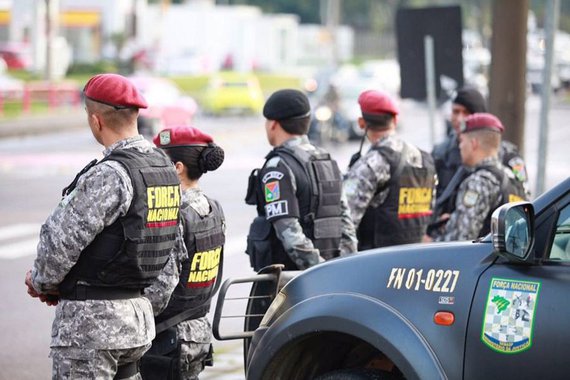As caminhonetes pretas blindadas da Força Nacional de Segurança são avistadas em pontos estratégicos de Porto Alegre há quase um ano, desde agosto de 2016, quando o governo estadual pediu socorro federal para conter a escalada da violência na Capital; ao lado dos imponentes veículos, os agentes fortemente armados e especializados da tropa especial imprimem uma imagem que passa segurança aos olhos do cidadão; mas, de acordo com especialistas, o baixo número de agentes causa um impacto muito mais simbólico do que efetivo na segurança pública da Capital; atualmente 200 policiais se revezam em turnos e auxiliam a Brigada Militar em operações nas ruas de Porto Alegre e da Região Metropolitana