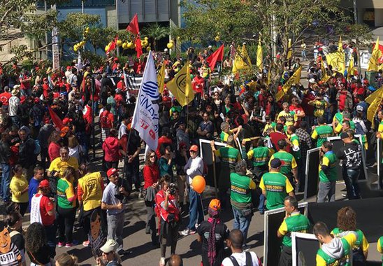 Em clima de campanha eleitoral interna, a APP-Sindicato vai marchar nesta quarta-feira, 30 de agosto, da Praça Santos Andrade (Centro) até o Palácio Iguaçu (Centro Cívico), para denunciar o descaso dos governos Michel Temer e Beto Richa com a rede pública de ensino e seus protagonistas; “A retirada de direitos dos educadores não pode passar imune”, pregam os educadores