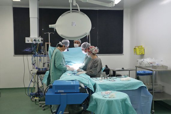 O Estado de Alagoas e o Município de Maceió devem operar em até 30 dias, através dos hospitais conveniados, 27 pacientes que necessitam urgentemente serem submetidos às cirurgias cardíacas; determinação foi da 16ª Vara Cível da Capital, em decisão favorável ao pedido feito pela Defensoria Pública do Estado; o não cumprimento da decisão implica em multa de R$ 1 mil por paciente/ao dia