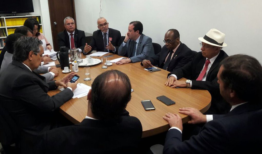 Tendo como foco o setor de saúde, o prefeito Edvaldo Nogueira apresentou aos deputados federais e senadores da bancada sergipana no Congresso, a proposta de emenda impositiva, com o gestor solicitando recursos da ordem de R$ 120 milhões para a capital; “Aracaju concentra 25% da população de Sergipe, além de absorver cerca de 90% da demanda da média e alta complexidade da Saúde de todo o Estado, o que demonstra a necessidade de uma emenda voltada para o setor, que é a prioridade da nossa gestão. Atualmente, a prefeitura já investe 19% do seu orçamento na Saúde, bem acima dos 15% obrigatórios”, explicou o prefeito