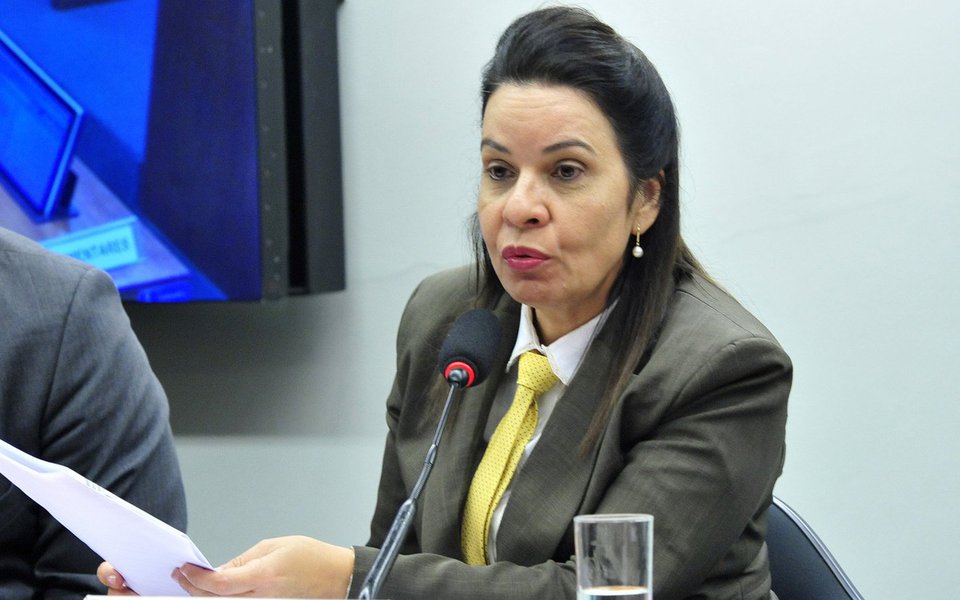 Com a quinta maior bancada na Câmara dos Deputados, com 39 parlamentares, o PSD vai trocar um de seus quatro integrantes na Comissão de Constituição e Justiça (CCJ) da Casa; o deputado Delegado Éder Mauro (PA) pediu para deixar o colegiado, informou o líder do partido Marcos Montes (MG). No lugar dele, Montes deve indicar a deputada Raquel Muniz (MG), para barrar a segunda denúncia contra Michel Temer; Raquel votou pelo golpe contra Dilma e disse que seu voto "era para mostrar que o Brasil tem jeito e o prefeito de Montes Claros mostra isso com a sua gestão"; no dia seguinte, Ruy foi preso preventivamente pela PF