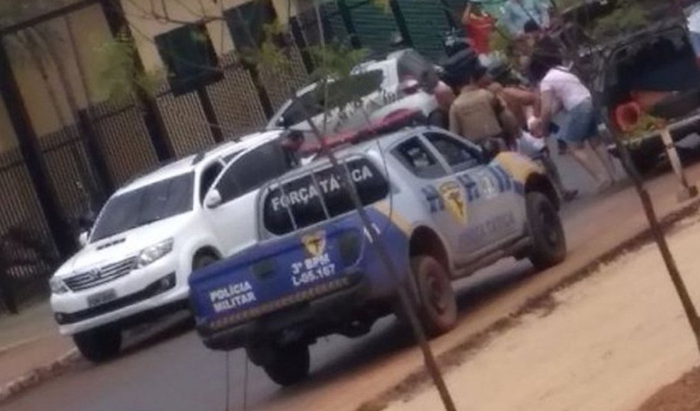 A Secretaria de Segurança Pública (SSP) e o Comando Geral da Polícia Militar determinaram abertura de investigações para apurar as circunstância em que o delegado de polícia civil Marivan da Silva Souza foi alvejado com tiros por policiais militares na manhã desse sábado, 28, em Guaraí; o Sindicato dos Policiais Civis (Sinpol), Ubiratan Rebello, criticou o episódio; "Não podemos deixar que atitudes de despreparo como a evidenciada no presente fato, vitimem mais pessoas de bem, sejam estas policiais ou não", afirmou