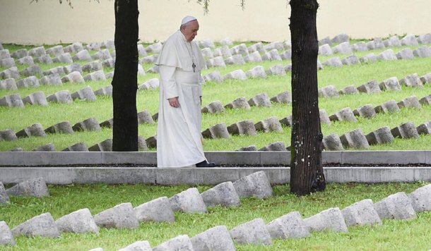 O papa Francisco fez um de seus discurso contrários à guerra mais emocionantes nesta quinta-feira, afirmando durante visita a um cemitério militar dos Estados Unidos que o mundo parece caminhar para a guerra talvez de uma forma ainda mais forte do que antes; o papa rezou uma missa para milhares de pessoas no Sicily-Rome American Cemetery na cidade de Nettuno, ao sul da capital italiana, no dia de Finados