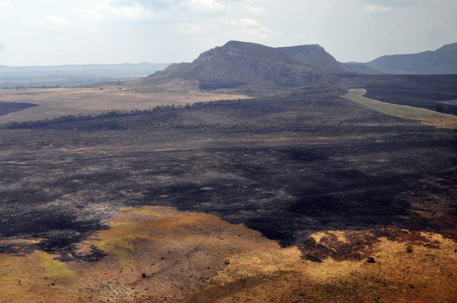 Instituto Chico Mendes informou neste domingo (29) que, com o incêndio no Parque Nacional da Chapada dos Veadeiros, em Goiás, sob controle, metade dos bombeiros deve deixar o local até o fim deste domingo; situação da área será verificada novamente nesta segunda-feira (30) por um helicóptero do Ibama; voluntários do Parque Nacional de Itatiaia, na Serra da Mantiqueira, já retornaram à sua localidade de origem