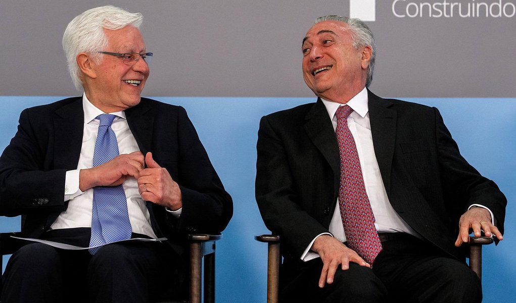 Michel Temer sancionou, com vetos parciais, a Medida Provisória nº 782, agora convertida na Lei nº 13.502, que estabelece a organização básica dos órgãos da presidência da República e dos ministérios, enquadrando como ministro e garantindo o foro privilegiado ao secretário-geral da Presidência, cargo ocupado pelo peemedebista Moreira Franco