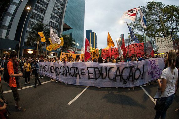 Nossa comemoração do Dia do Professor se traduz em resistência. Lutamos por mais investimento em educação, valorização do magistério, melhoria salarial e das condições de trabalho. Exigimos medidas concretas contra a superlotação de salas e contra a violência nas escolas. Esta é a única forma de homenagear a maior categoria profissional em São Paulo