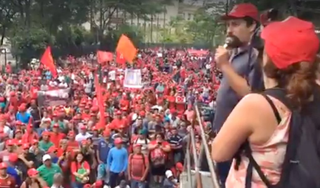 Moradores e apoiadores da Ocupação Povo Sem Medo, em São Bernardo do Campo, no ABC paulista, fizeram uma marcha de cerca de 23 quilômetros até o Palácio dos Bandeirantes, na zona sul de São Paulo nesta terça-feira (31); o objetivo é pressionar o governo do Estado a desapropriar um terreno ocioso há 40 anos no ABC; cerca de 7 mil famílias vivem no terreno e temem o despejo, já autorizado pela Justiça