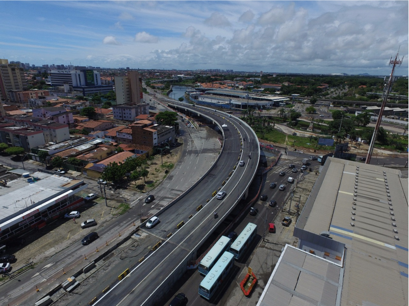 A liberação parcial do tráfego na Av. Aguanambi começa nesta terça-feira (26), a partir das 7h. Motoristas que seguem no sentido BR116/Centro, devem acessar o novo viaduto - que terá mais duas faixas liberadas - e seguir pela Av. Aguanambi com destino ao Centro. De acordo com a Secretaria Municipal de Infraestrutura (Seinf), as obras devem ser concluídas em janeiro de 2018 