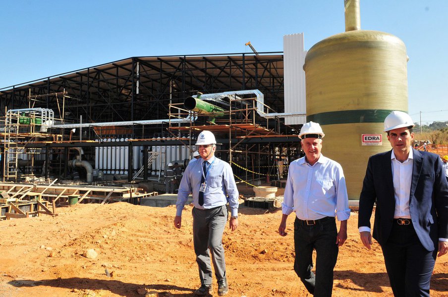 O governador do Distrito Federal, Rodrigo Rollemberg (PSB), afirmou que o início da captação de água no Lago Paranoá será no dia 2 de outubro; em junho, o executivo havia anunciado que o início da captação estava previsto para setembro; de acordo com a Caesb, as obras no Lago Paranoá estão na faixa de 70% e no Bananal estão na faixa de 50%; "No dia 2 de outubro, a nossa expectativa é que comece a captação assistida beneficiando o conjunto da população do DF", disse