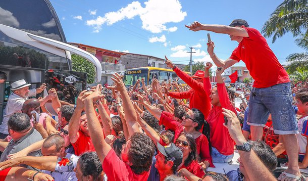 "Neste domingo, 49,7% dos amazonenses preferiram não votar ou anular o voto na eleição de um novo governador do estado, por conta da anulação do pleito de 2014. Pesquisa do instituto Ipsos sobre a rejeição aos políticos também avisou: os líderes de todos os grandes partidos têm rejeição elevadíssima, muito superior à do ex-presidente Lula", afirma a jornalista Tereza Cruvinel; "Este quadro aponta um quadro temerário caso Lula seja impedido de disputar a eleição de 2018: o eleitorado nacional pode fazer como o do Amazonas e o novo presidente, se eleito por uma fração reduzida do eleitorado, terá um deficit de legitimidade perigoso, que afetará suas condições de governar, sujeitando o Brasil a uma continuada instabilidade política, com todas as suas consequência", acrescenta a colunista