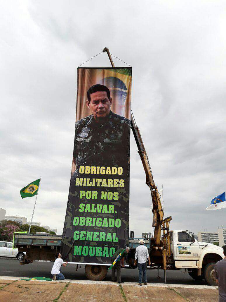 Eles Colocaram este imenso banner em frente a Esplanada dos Ministérios, em Brasília, em apoio ao General Mourão. E convocaram uma manifestação. Não foi ninguém 