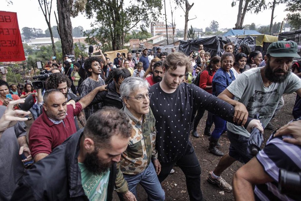 Juíza Ida Inês Del Cid, da 2ª Vara da Fazenda Pública de São Bernardo do Campo, proibiu a apresentação de Caetano Veloso no acampamento do sem-teto em São Bernardo do Campo, na Grande São Paulo, organizado pelo MTST; o show aconteceria nesta segunda às 19h; multa é de R$ 500 mil para a desobediência; uma comitiva de artistas presentes no local, como Alinne Moraes, Sonia Braga, Leticia Sabatella e Marina Person, tentaram negociar – sem sucesso – com a prefeitura a liberação do show