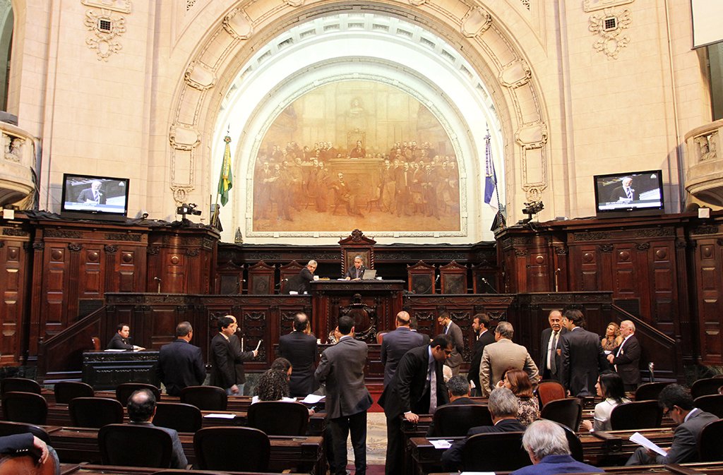 A Assembleia Legislativa do Estado do Rio de Janeiro (Alerj) aprovou o projeto de lei que muda regras do refinanciamento do estado com a União; de acordo com parlamentares governistas, a proposta era o último entrave para a publicação do edital da privatização da Cedae, com a qual o governo espera receber R$ 3,5 bilhões nos próximos dias; a lei determina o cumprimento do refinanciamento de acordo com leis complementares já publicadas, mas que o estado não cumpria