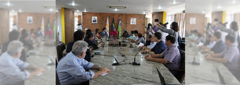 A equipe econômica da Secretaria Estadual da Fazenda se reuniu com a classe empresarial para explicar a proposta do Executivo que realinha alíquotas de ICMS de combustíveis, fumo e energia; a matéria está tramitando na Alepi; o governador Wellington Dias autorizou o secretário Rafael Fonteles a retirar do projeto a parte referente a energia; “Em nome do bom diálogo, em função desse aumento que já teve do governo federal de 27%, se repensou e vai ser retirada a parte da energia elétrica”, disse o secretário