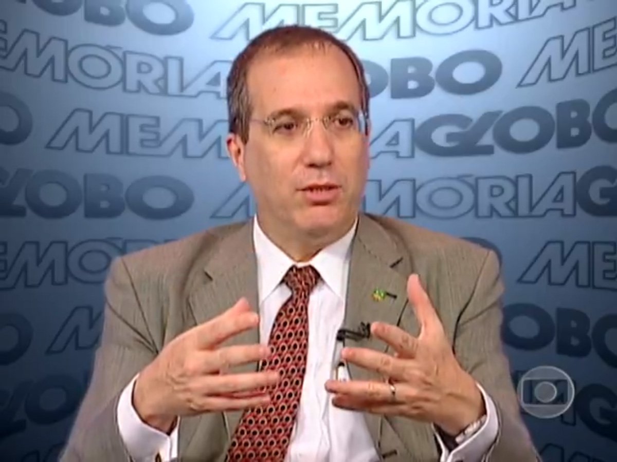 O jornalista Kiko Nogueira, editor do DCM, lembra que o diretor-geral de operações do Comitê Rio 2016 e ex-diretor do COB, Leonardo Gryner, também preso pela polícia, fez carreira dentro da Globo; "Começou como produtor de um telejornal extinto que se chama Painel e terminou sua passagem gloriosa como diretor de Marketing Esportivo. Saiu em 1992 para operar com Nuzman como consultor de Marketing da Federação Internacional de Vôlei. Sua trajetória televisiva está no site da Memória Globo. Corra antes que a mão invisível do mercado tire do ar", diz